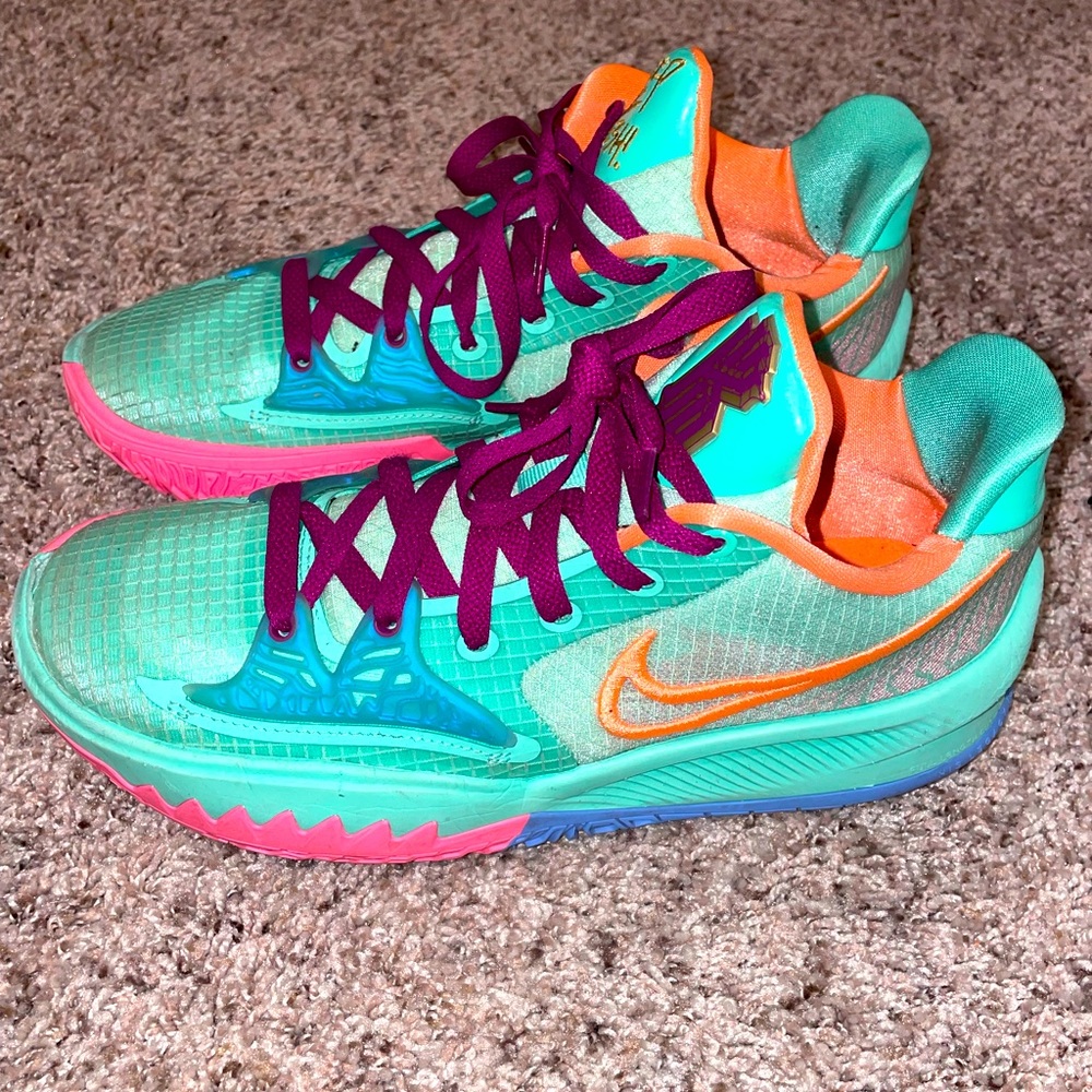 Kyrie low sneakers